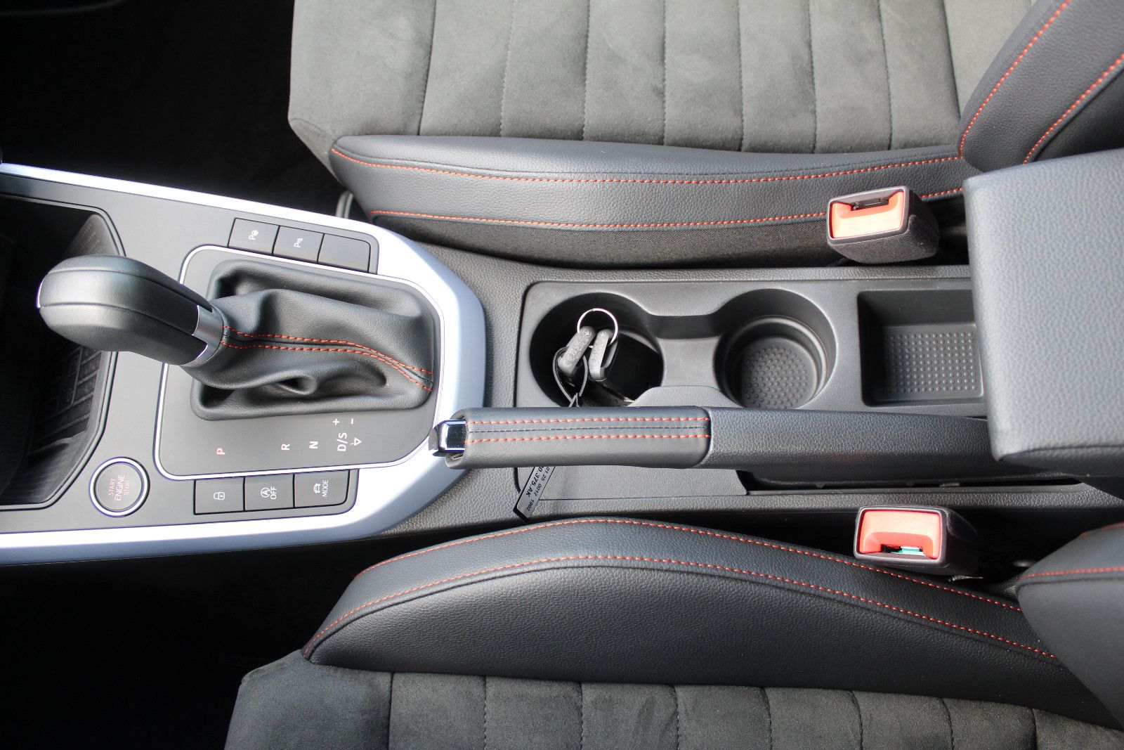 Seat Arona FR 1,5 TSI DSG DINAMICA AHK LED ACC SPUR