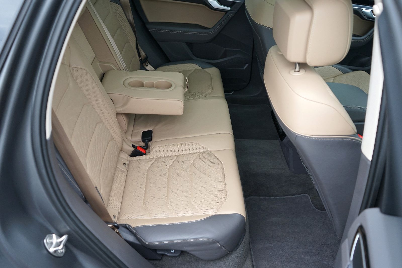 Volkswagen Touareg 3.0 TDI SCR  210 kW 4Mot R-Line-Pano.Luf