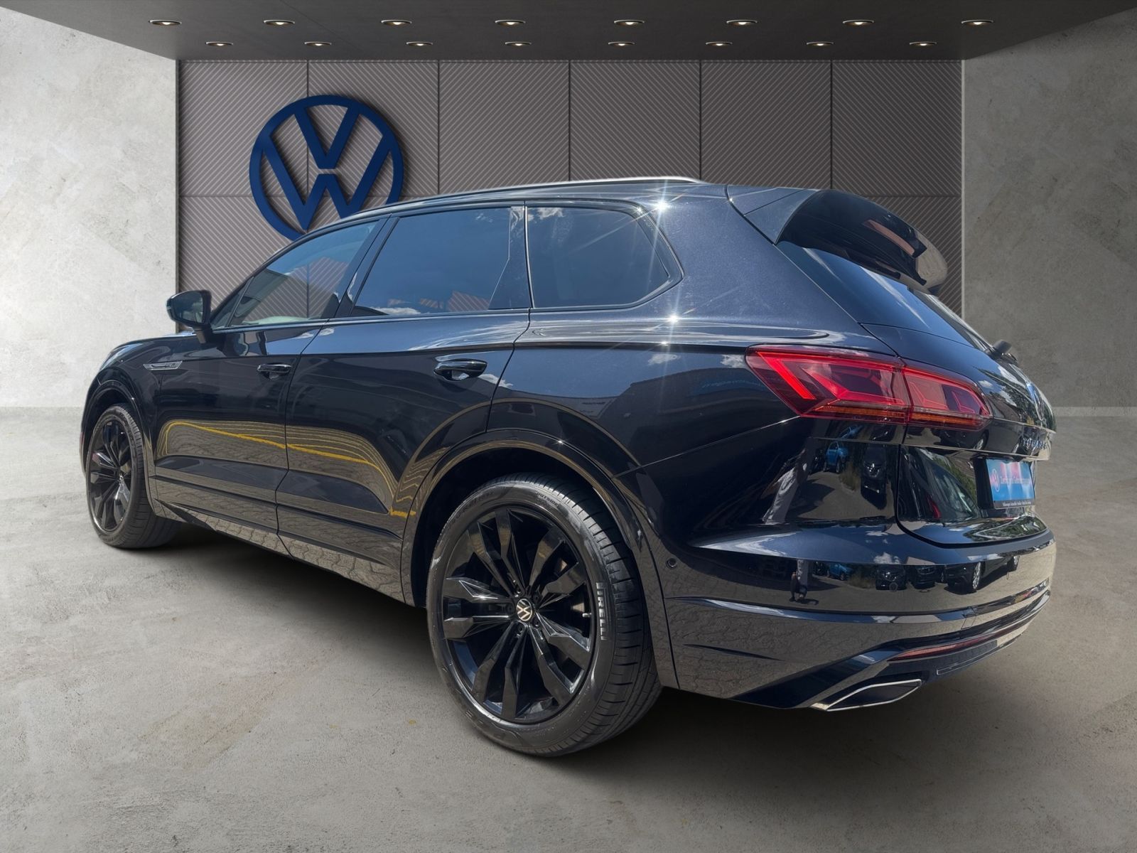 Volkswagen Touareg 3.0 TDI R-Line - Samsaru's Car Outlet