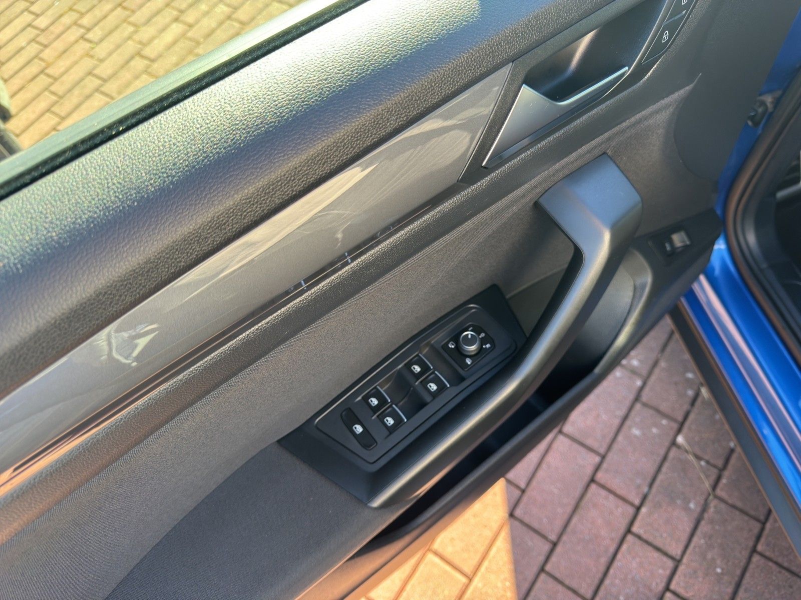 Volkswagen T-Roc 1.5 TSI Sport - Samsaru's Car Outlet