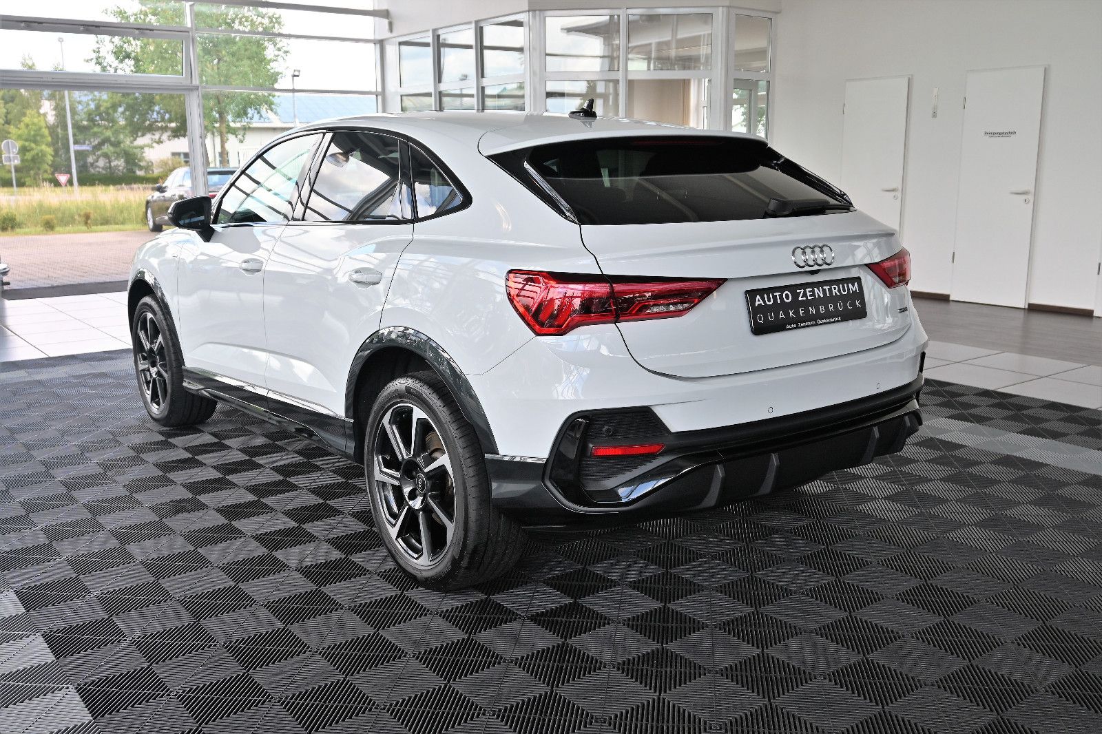 Audi Q3 SB 40 TFSI qu S-Line - Samsaru's Car Outlet