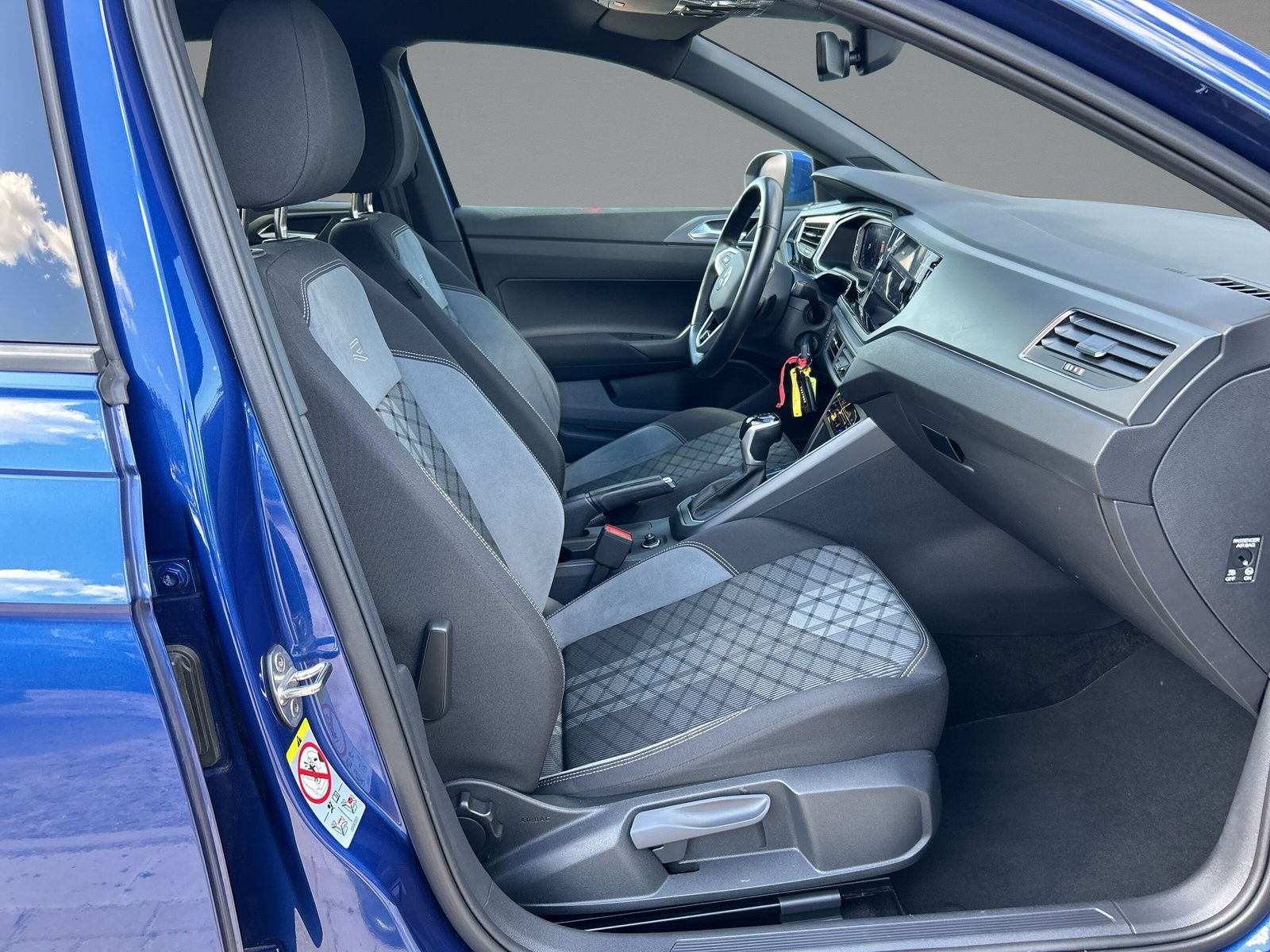 Volkswagen Taigo 1.5 TSI R-LINE - Samsaru's Car Outlet
