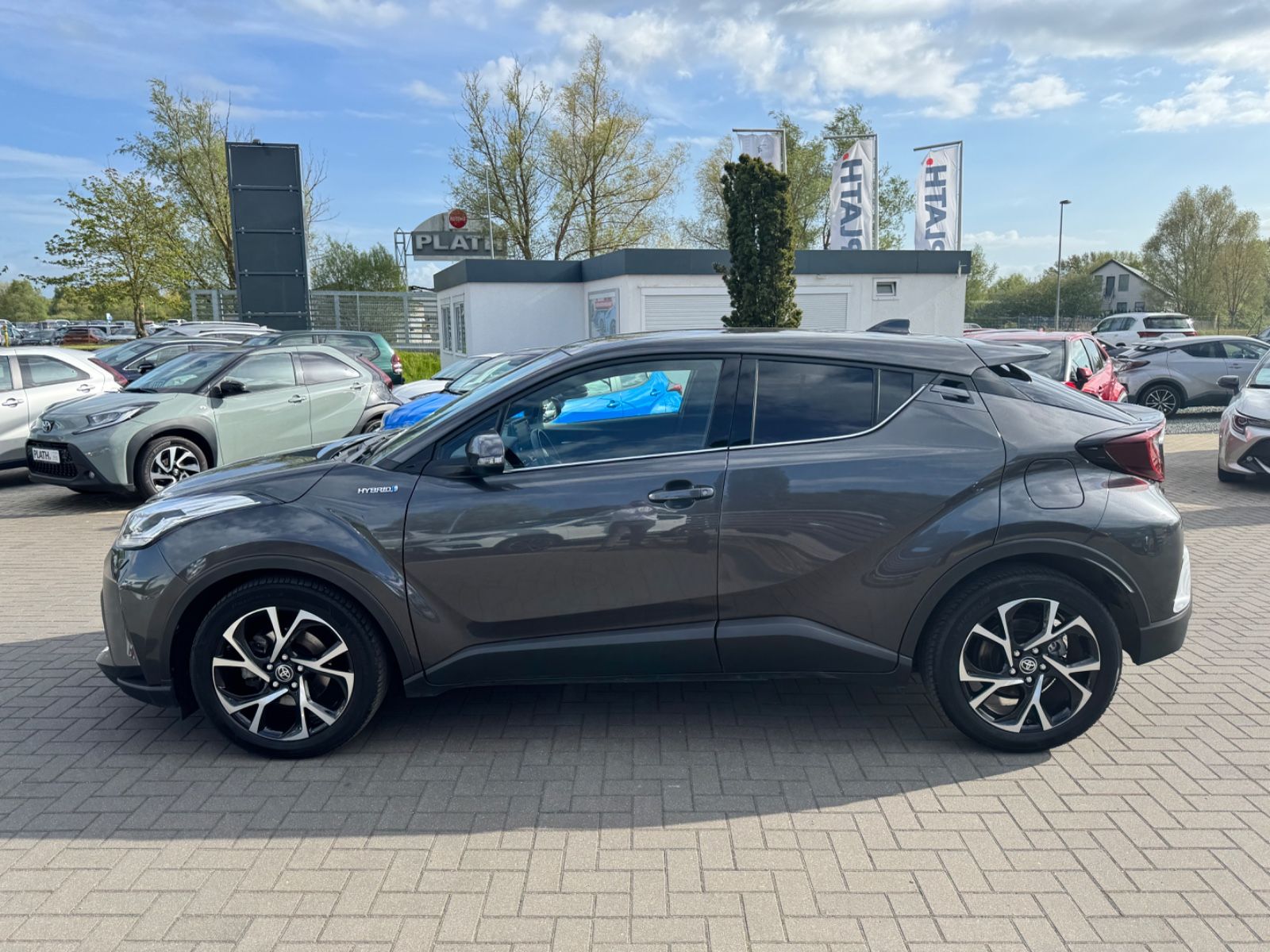 Toyota C-HR Hybrid Style - Samsaru's Car Outlet