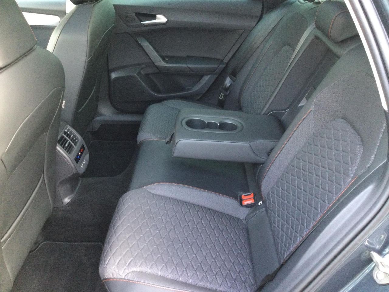 Seat Leon Sportstourer 1.5 eTSI FR AHK Pano