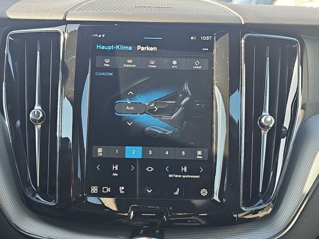 Volvo XC60 B5 B AWD Plus Dark - Samsaru's Car Outlet