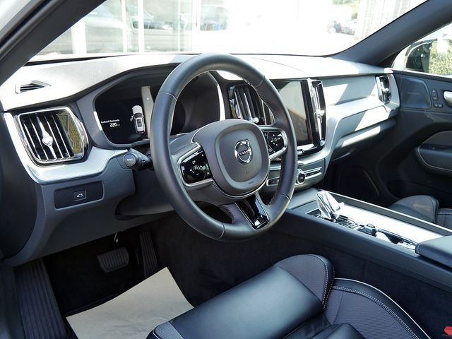 Volvo XC60 B4 Plus Dark SHZ H/K HGSD NAVI FACEL. LED