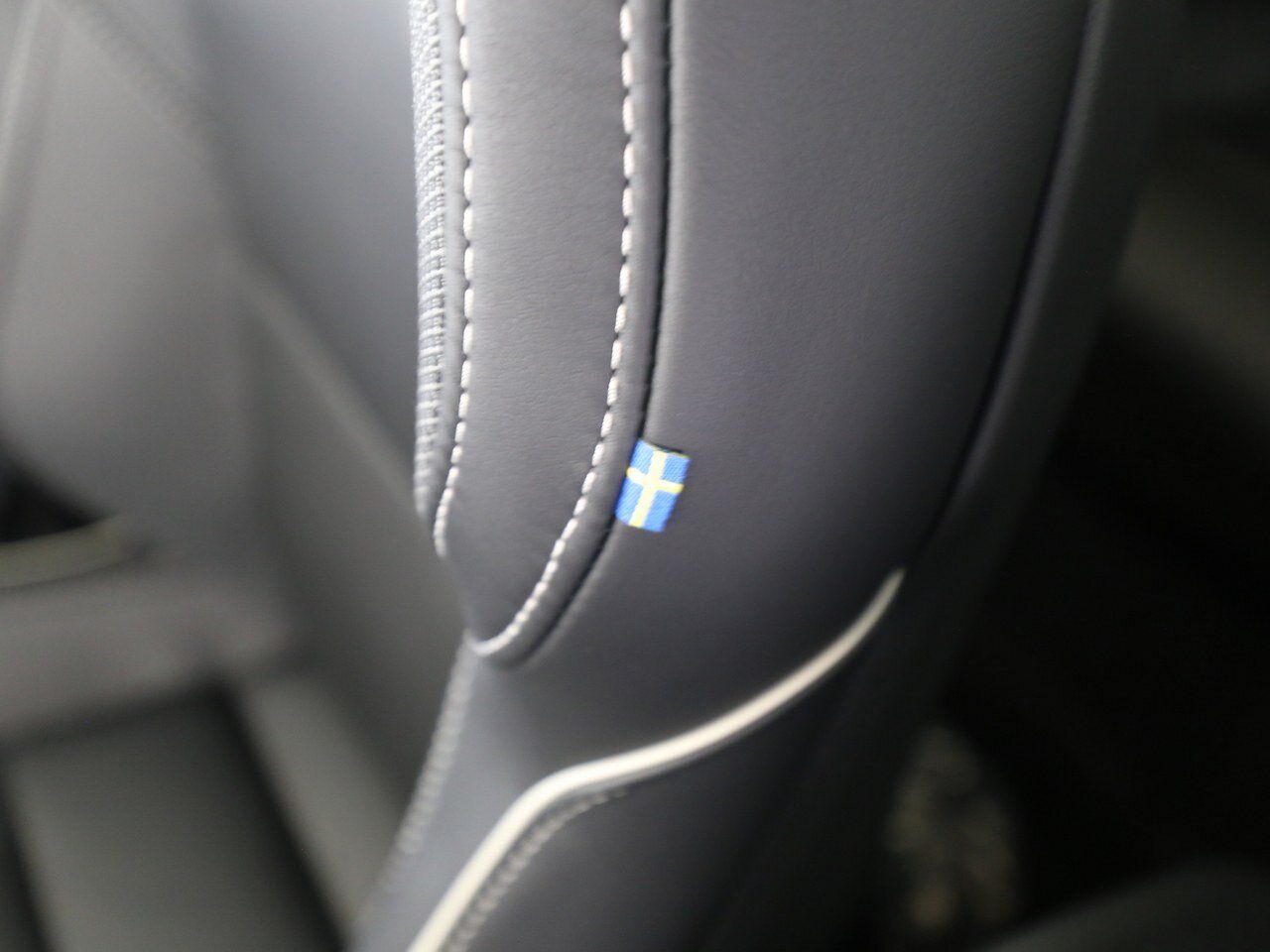 Volvo XC60 T6 Plus Black Edition LUFT|AHK|B&W|PANO|LED