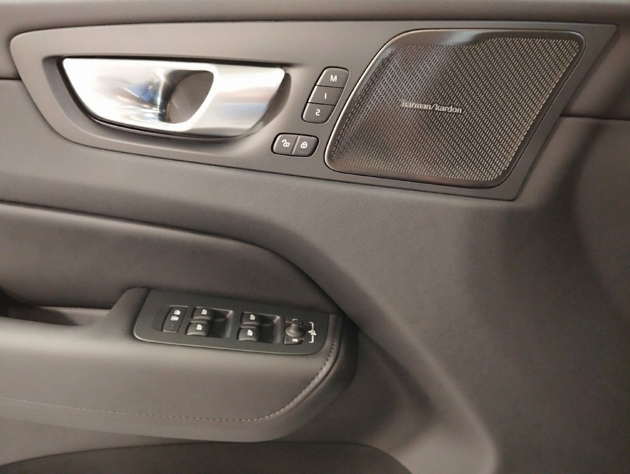Volvo XC60 B4 Plus Dark Diesel AWD - Samsaru's Car Outlet