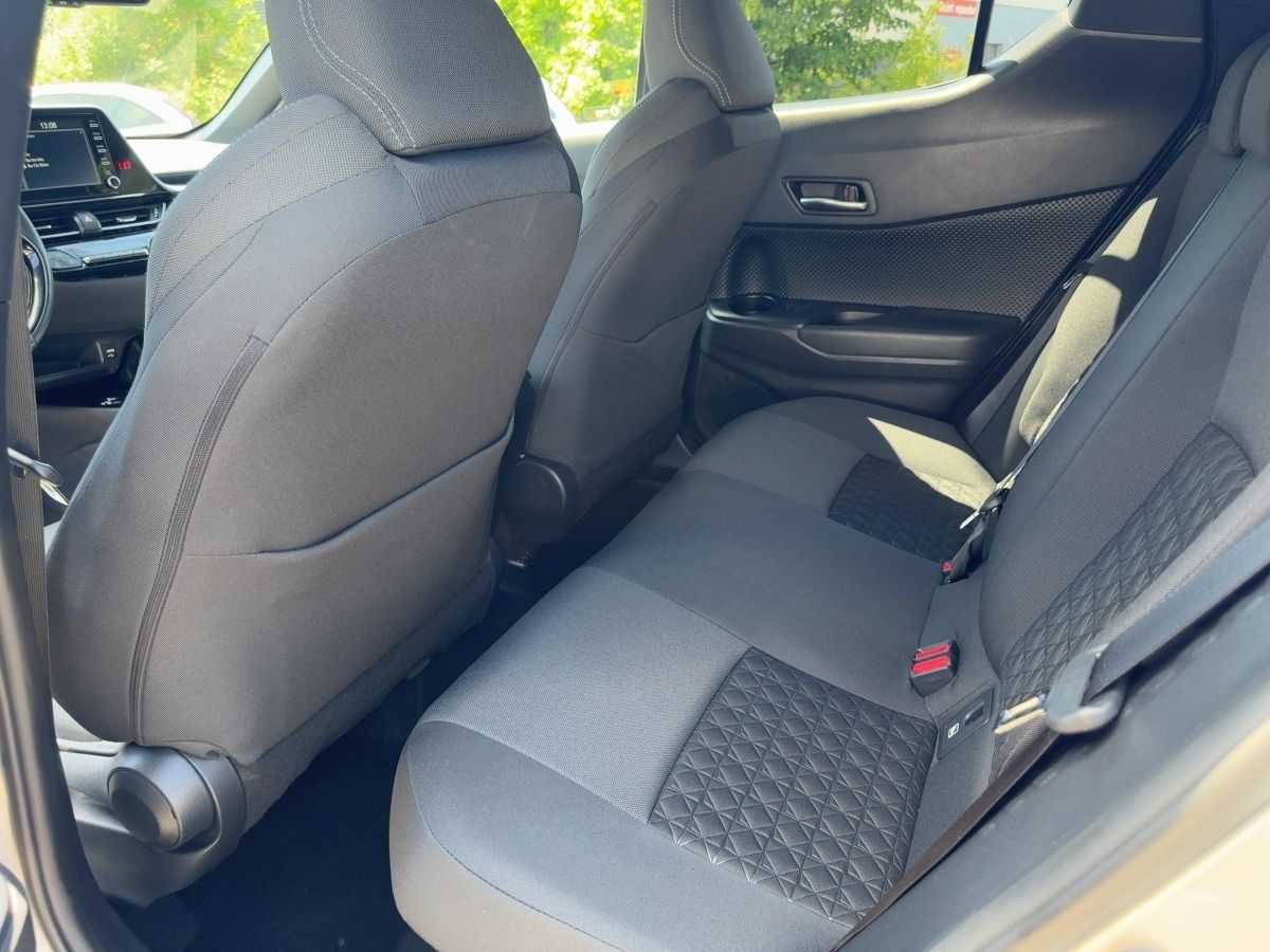 Toyota C-HR 2.0 Hybrid Team - Samsaru's Car Outlet