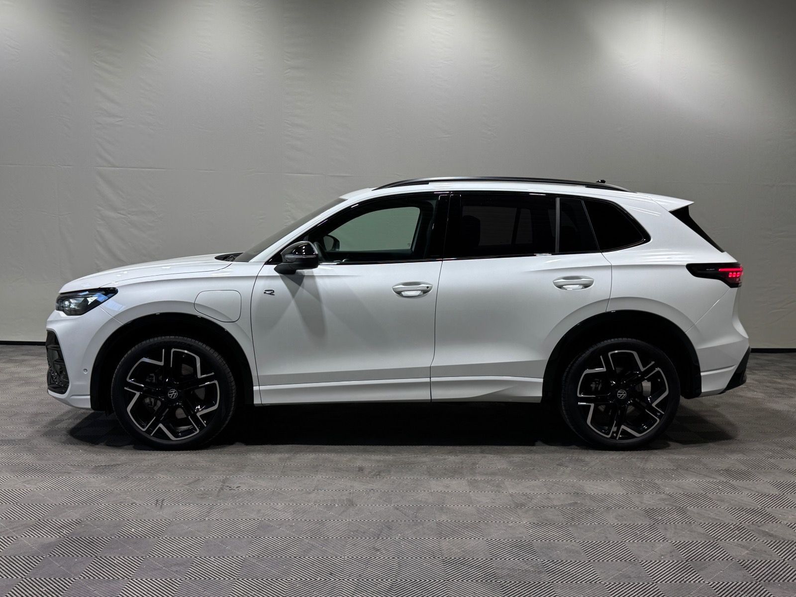 Volkswagen Tiguan R-Line 1.5 TSI eHybrid | MATRIX NAVI PANO