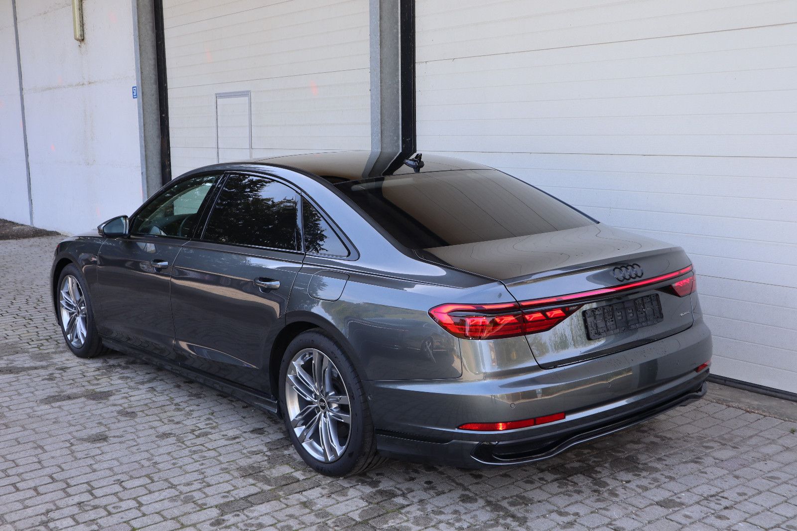 Audi A8L 60 TFSI e lang BLACK - Samsaru's Car Outlet