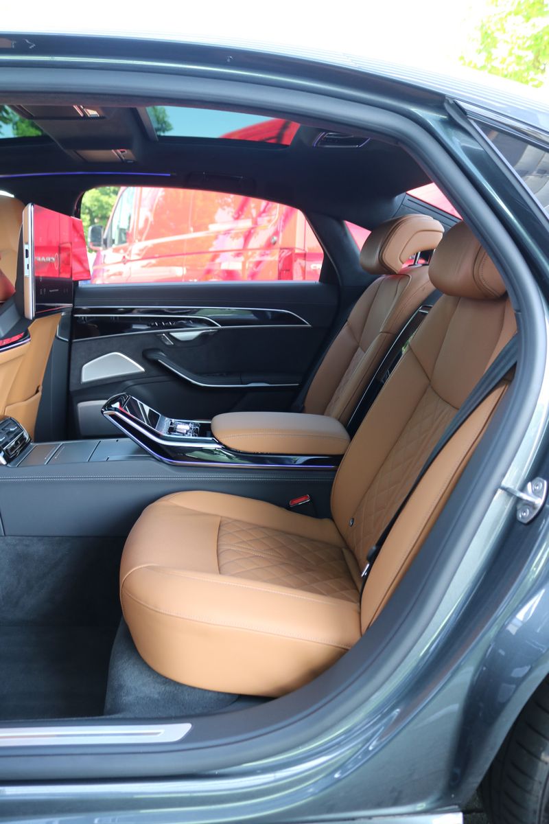 Audi A8 L 60 TFSI e Lang S line - Samsaru's Car Outlet