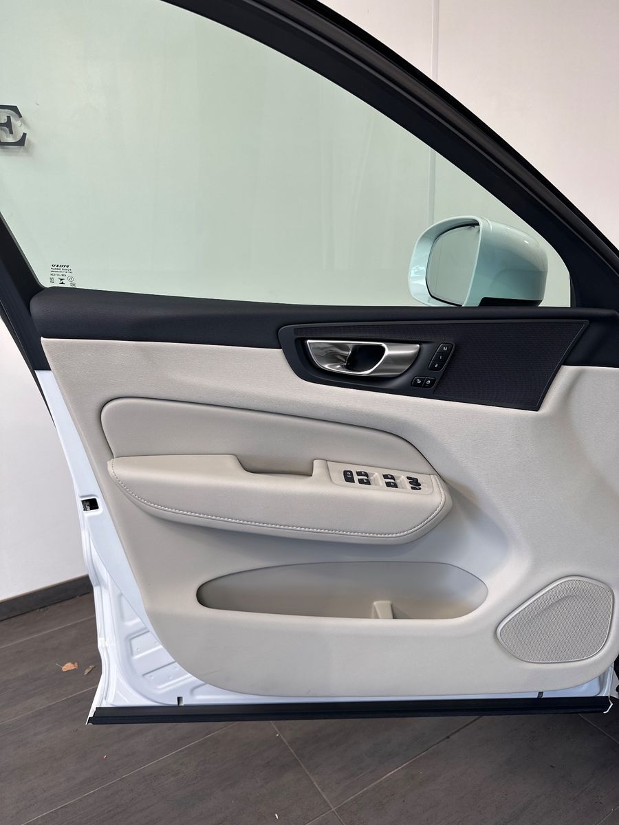Volvo XC60 T6 AWD Recharge Core NAV+LED+PANO+AHK+STHZG