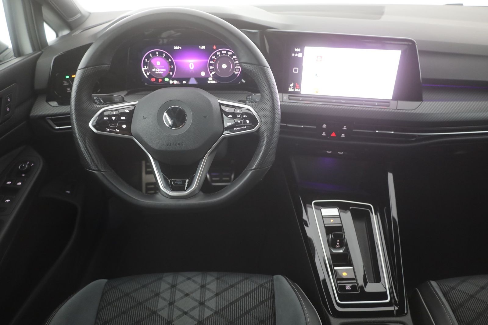 Volkswagen Golf VIII Variant 2.0 TSI DSG R-Line - Samsaru's Car Outlet