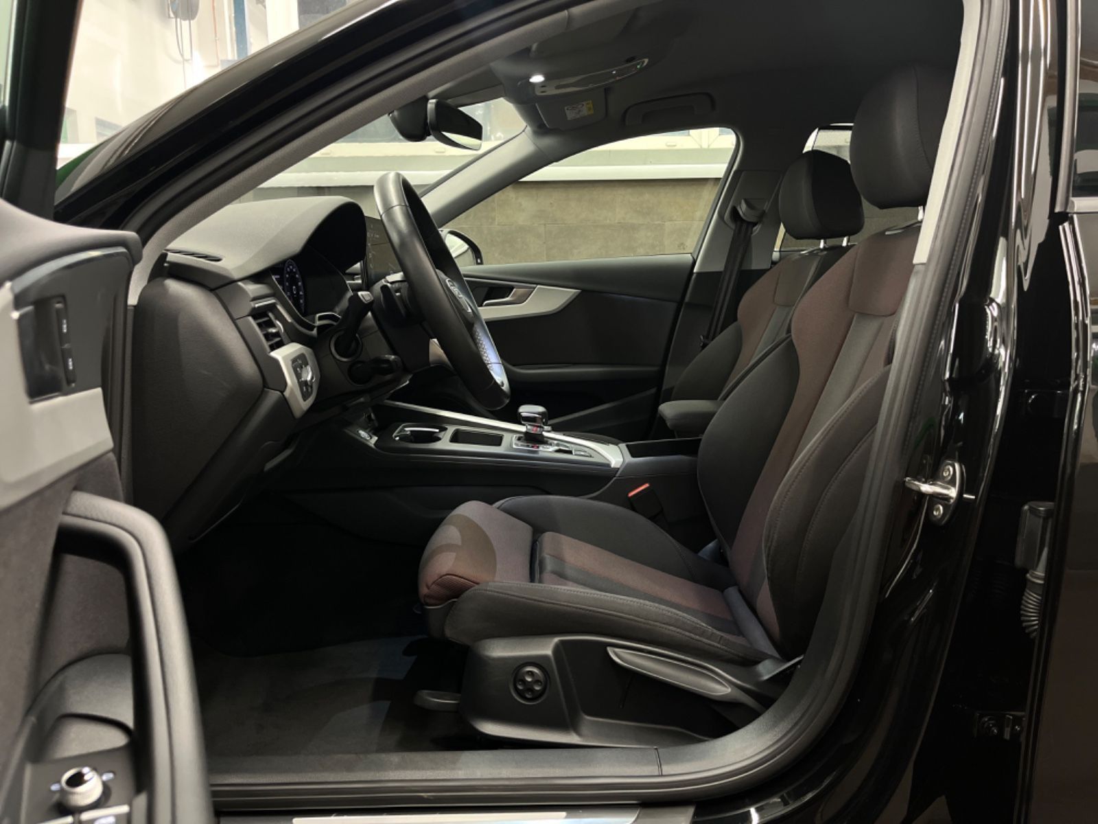 Audi A4 Lim. 40 TFSI advanced - Samsaru's Car Outlet