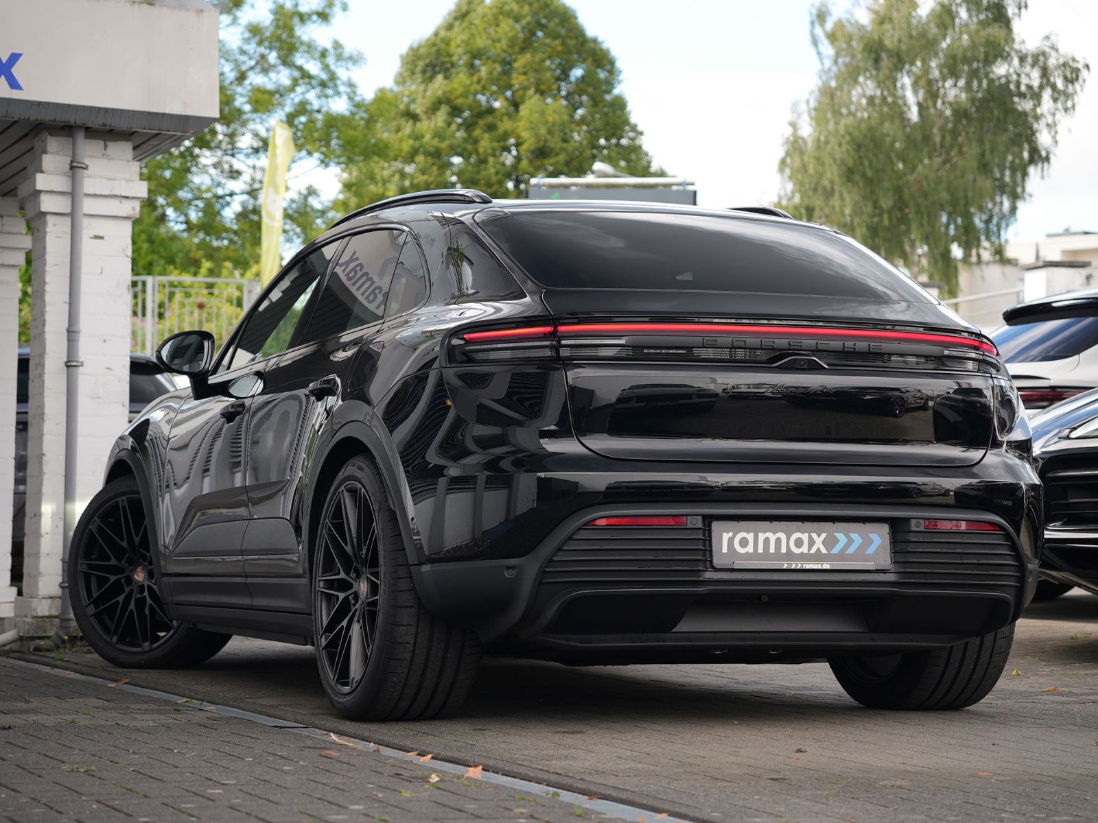 Porsche Macan 4 ACC-LUFTF.-PANO-BOSE-22"RS-LEDER KREIDE