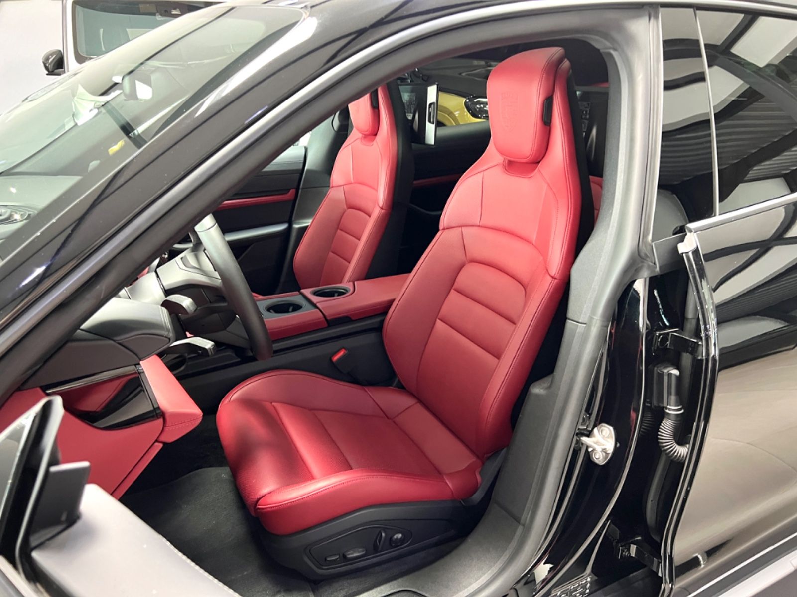 Porsche TAYCAN 4 CROSS TURISMO PANO ACC LEDER-ROT 2xDVD