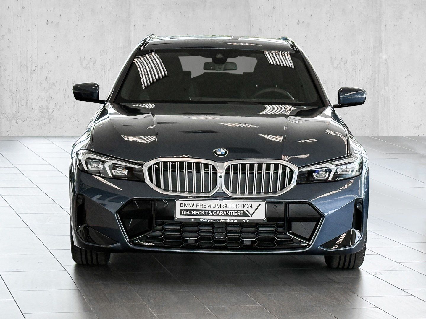 BMW 318i Touring M Sport + DA + PA+ + ACC + HUD + UV
