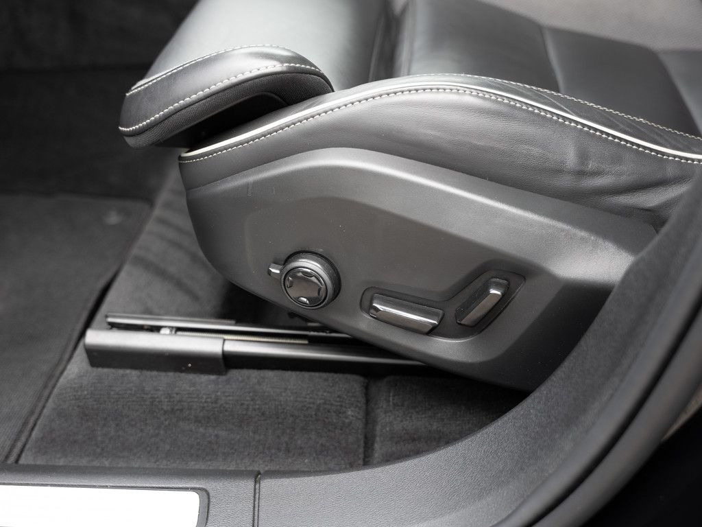 Volvo XC60 B5 AWD Plus Dark AHK KAMERA FACEL. LED PANO