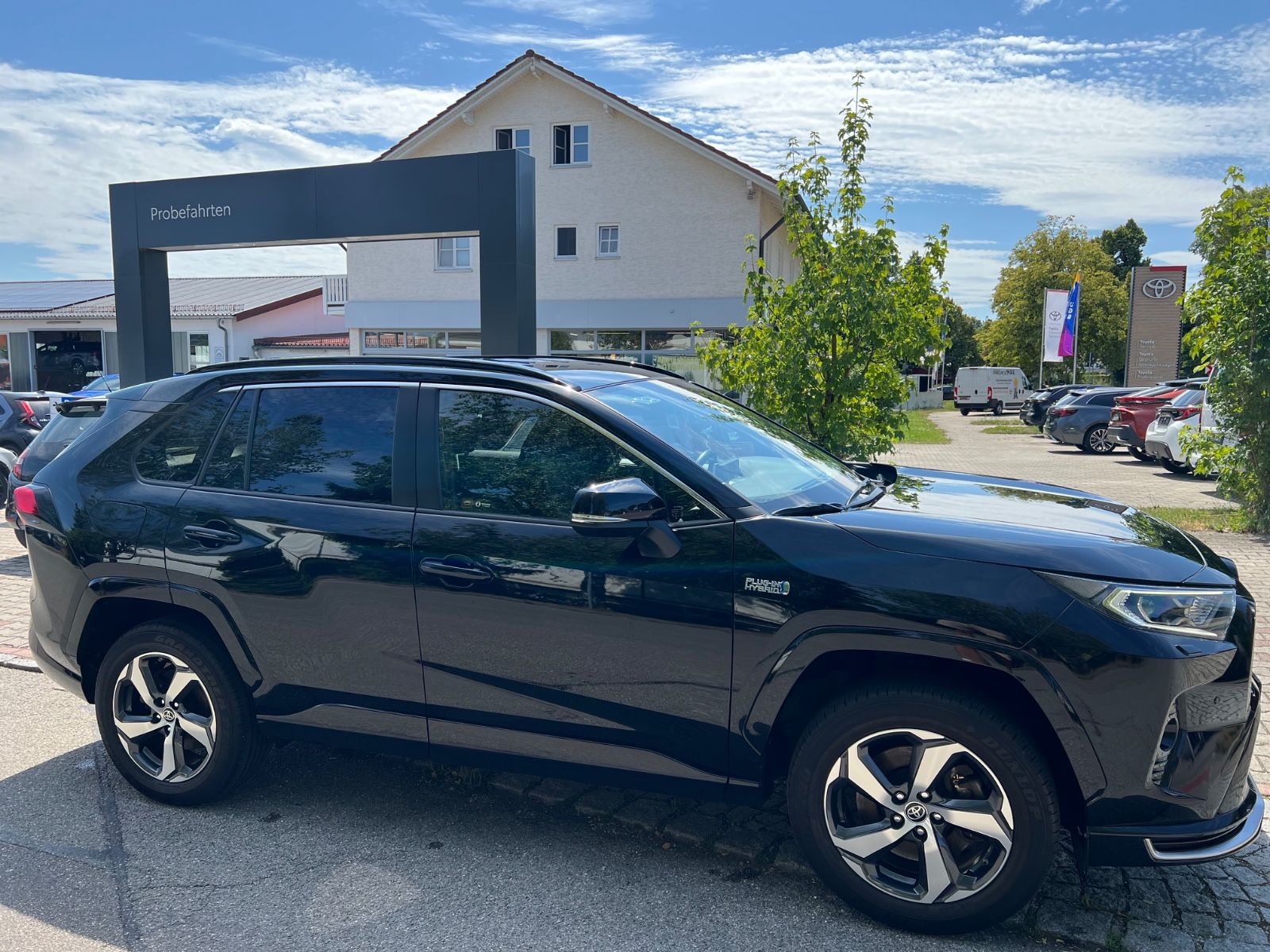 Toyota RAV 4 2.5 Plug-In Hybrid 4x4 - Samsaru's Car Outlet