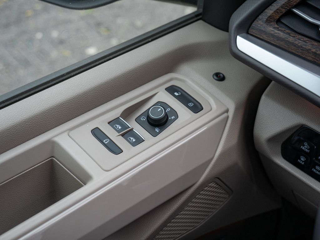 Volkswagen T7 Multivan 2.0TSI DSG - Samsaru's Car Outlet