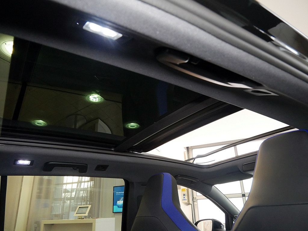 Volkswagen Golf Variant R 2.0 TSI 4Motion DSG PANO AHK MATR