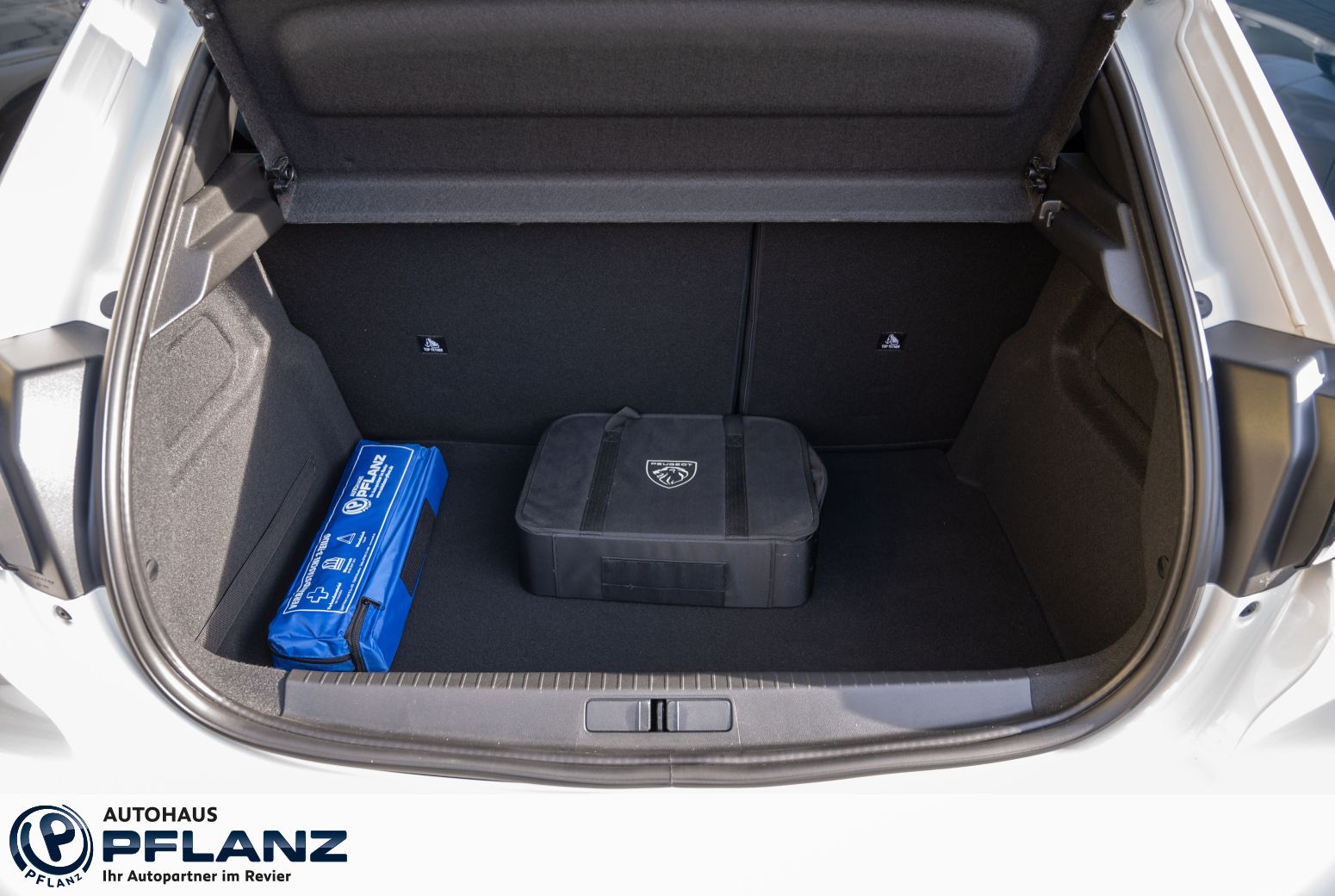 Peugeot e-208 GT Pack - Samsaru's Car Outlet