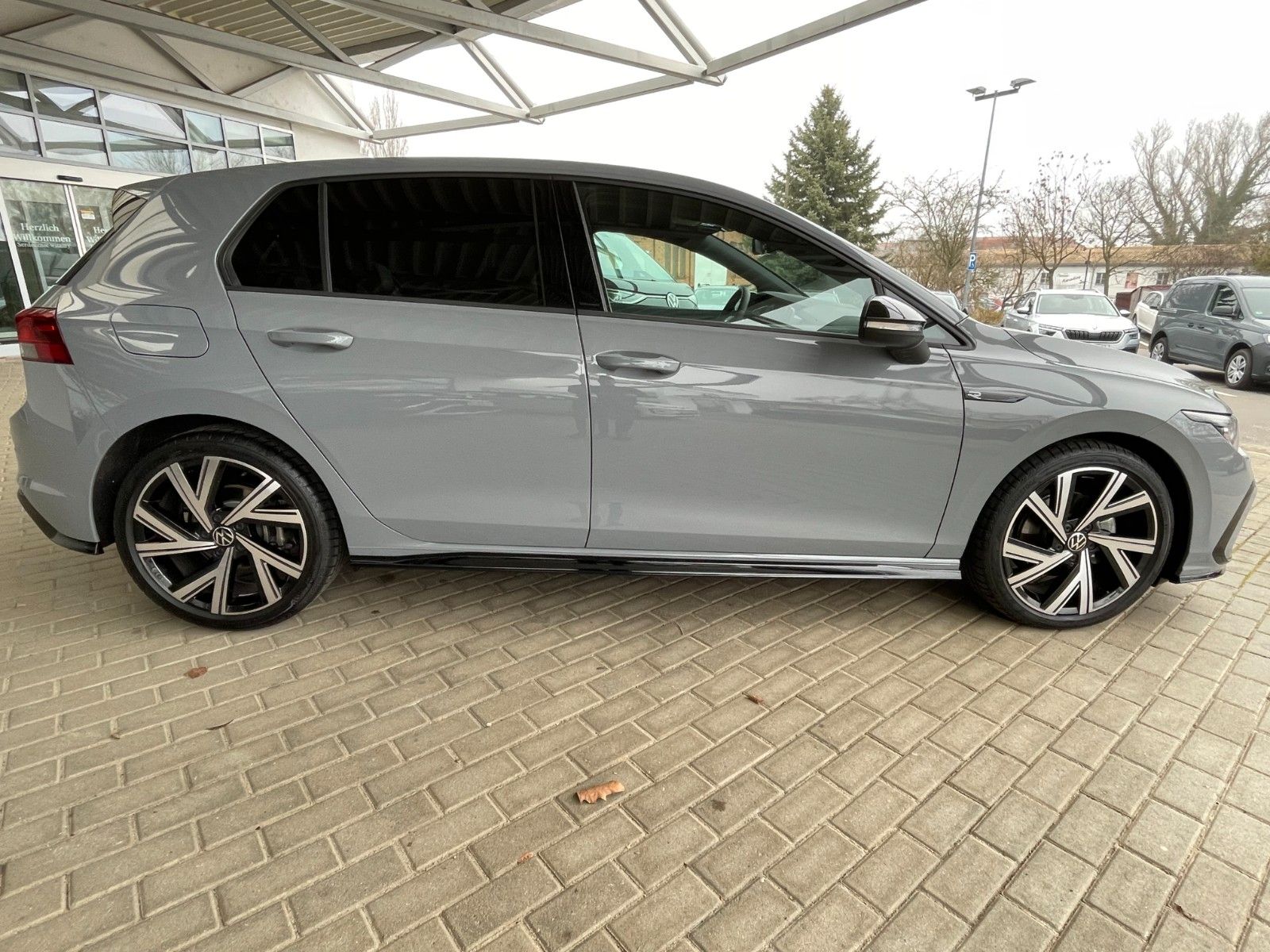 Volkswagen Golf VIII R-Line 2.0 TDI DSG - Samsaru's Car Outlet