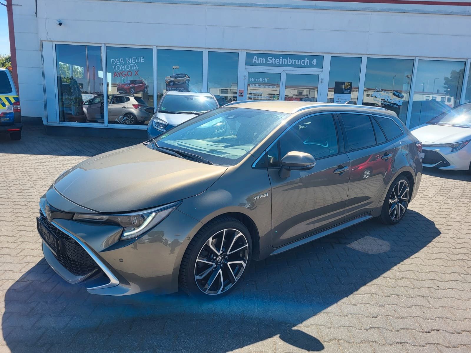 Toyota Corolla Touring Sports Hybrid Lounge - Samsaru's Car Outlet