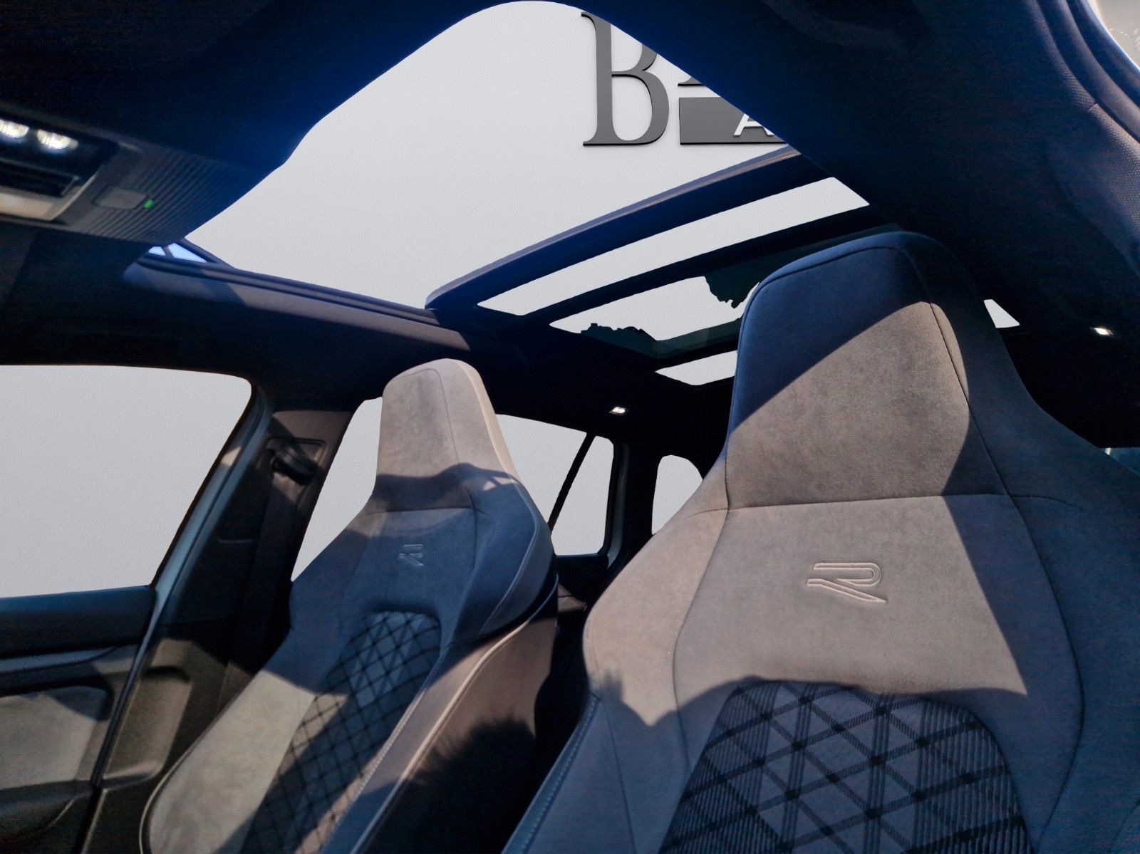 Volkswagen Golf VIII Variant R-Line 4Motion - Samsaru's Car Outlet