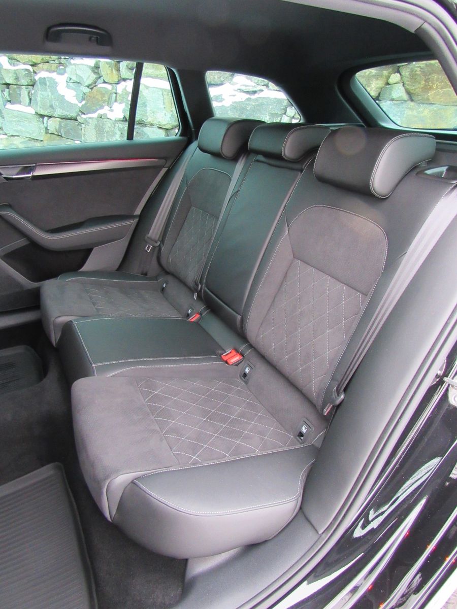 Skoda Superb 2.0 TDI DSG Sportline 4x4 BSD AHK PLA ACC