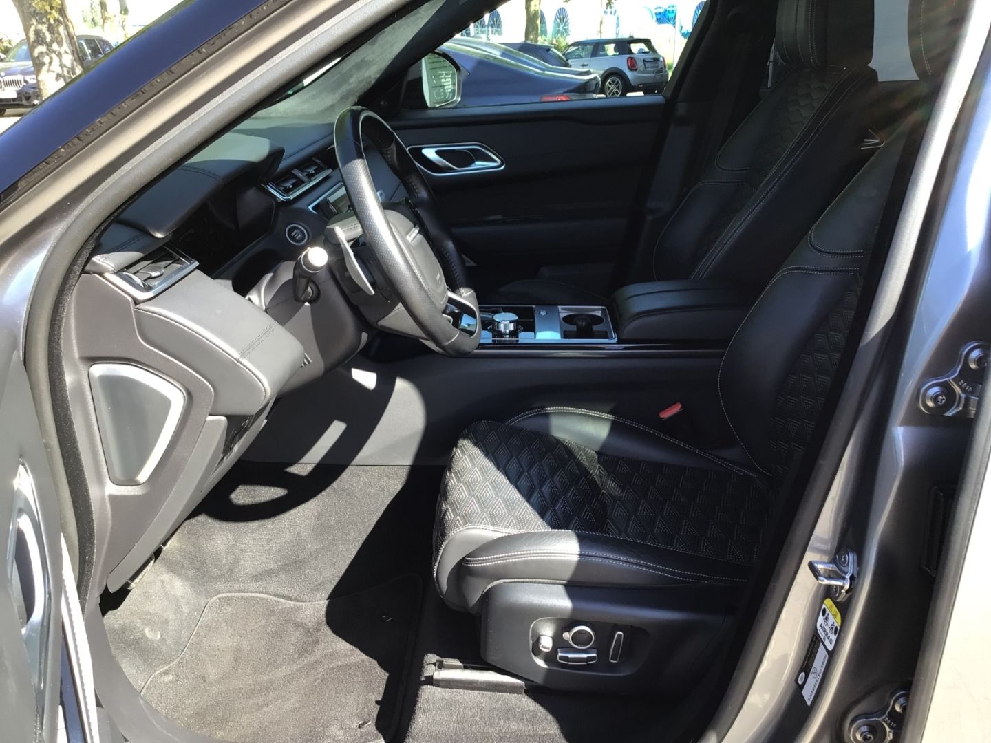 Range Rover Velar SV Autobiography Dynamic - Samsaru's Car Outlet