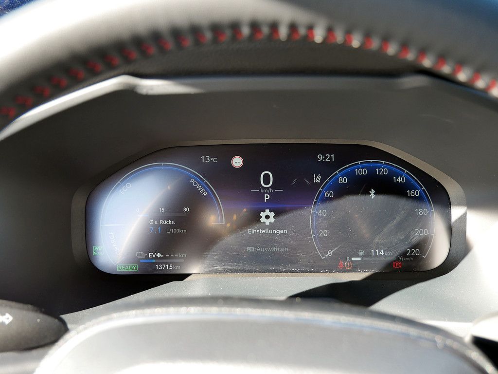 Toyota RAV 4 Plug-in Hybrid 4x4 AHK 1850 KG HUD teampla