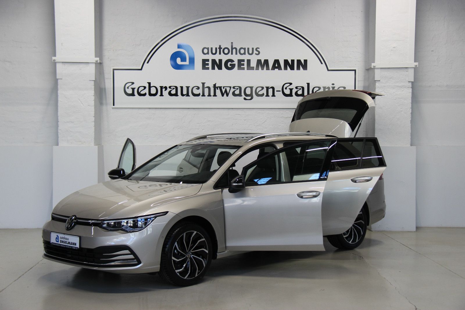 Volkswagen Golf 8 Variant 1.5 eTSI DSG - Samsaru's Car Outlet