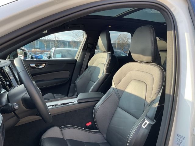 Volvo XC60 B4 Plus Dark 2WD ACC PANO Standhz Allwetter