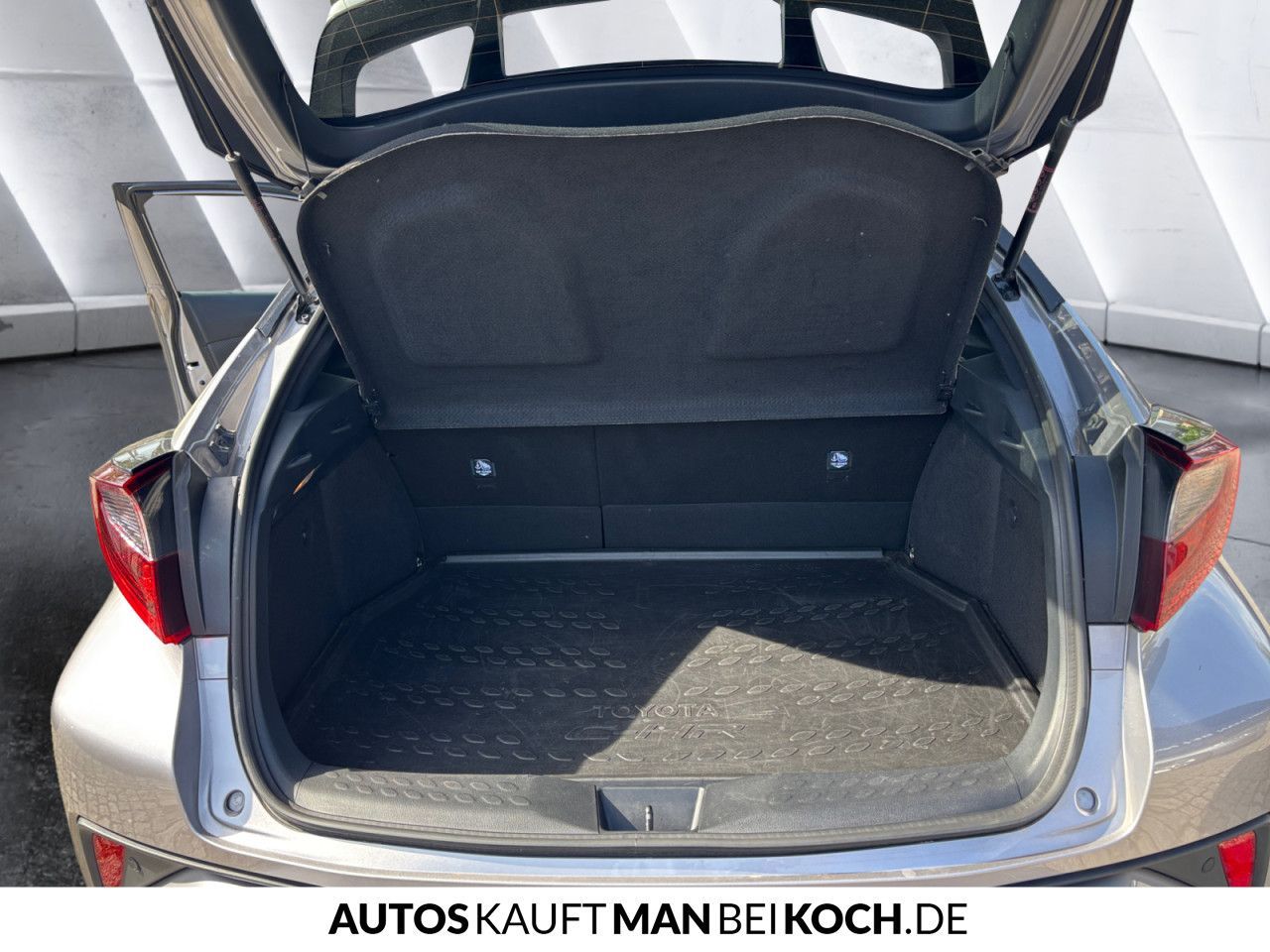 Toyota C-HR 2.0 Hybrid - Samsaru's Car Outlet