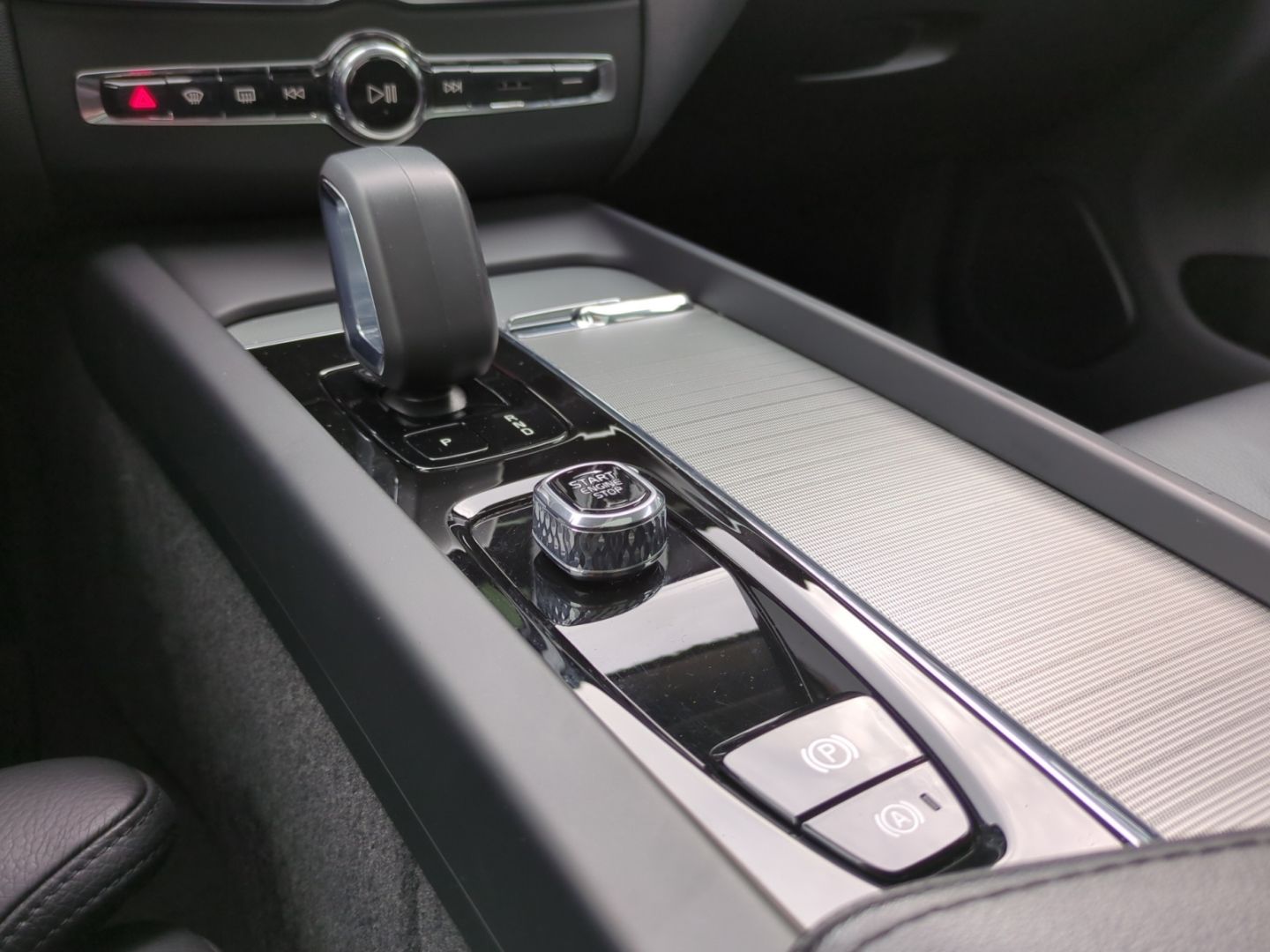 Volvo XC60 Plus Dark Recharge Plug-In Hybrid AWD T6 St