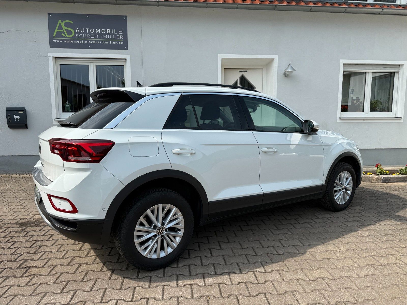 Volkswagen T-Roc Life - Samsaru's Car Outlet