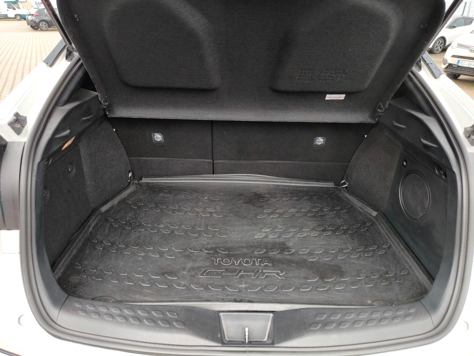 Toyota C-HR Hybrid Lounge - Samsaru's Car Outlet