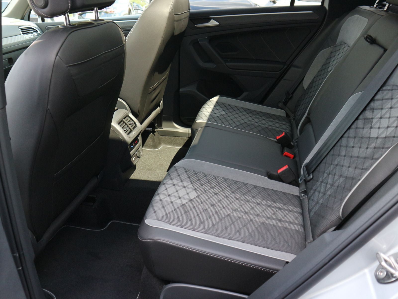 Volkswagen Tiguan R-Line 2.0 TDI 4M DSG AHK BlackStyle PANO