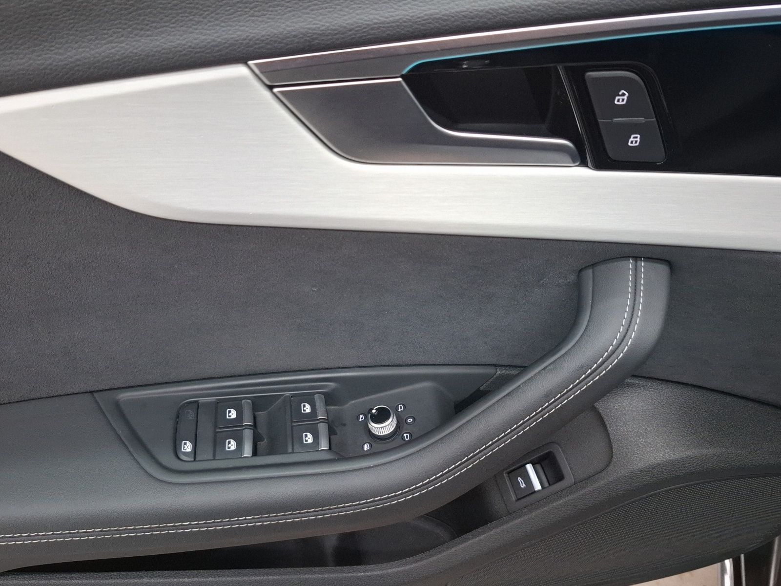 Audi A4 Avant 40 TFSI Q 2 x S LINE AHK MATRIX-LED LM1