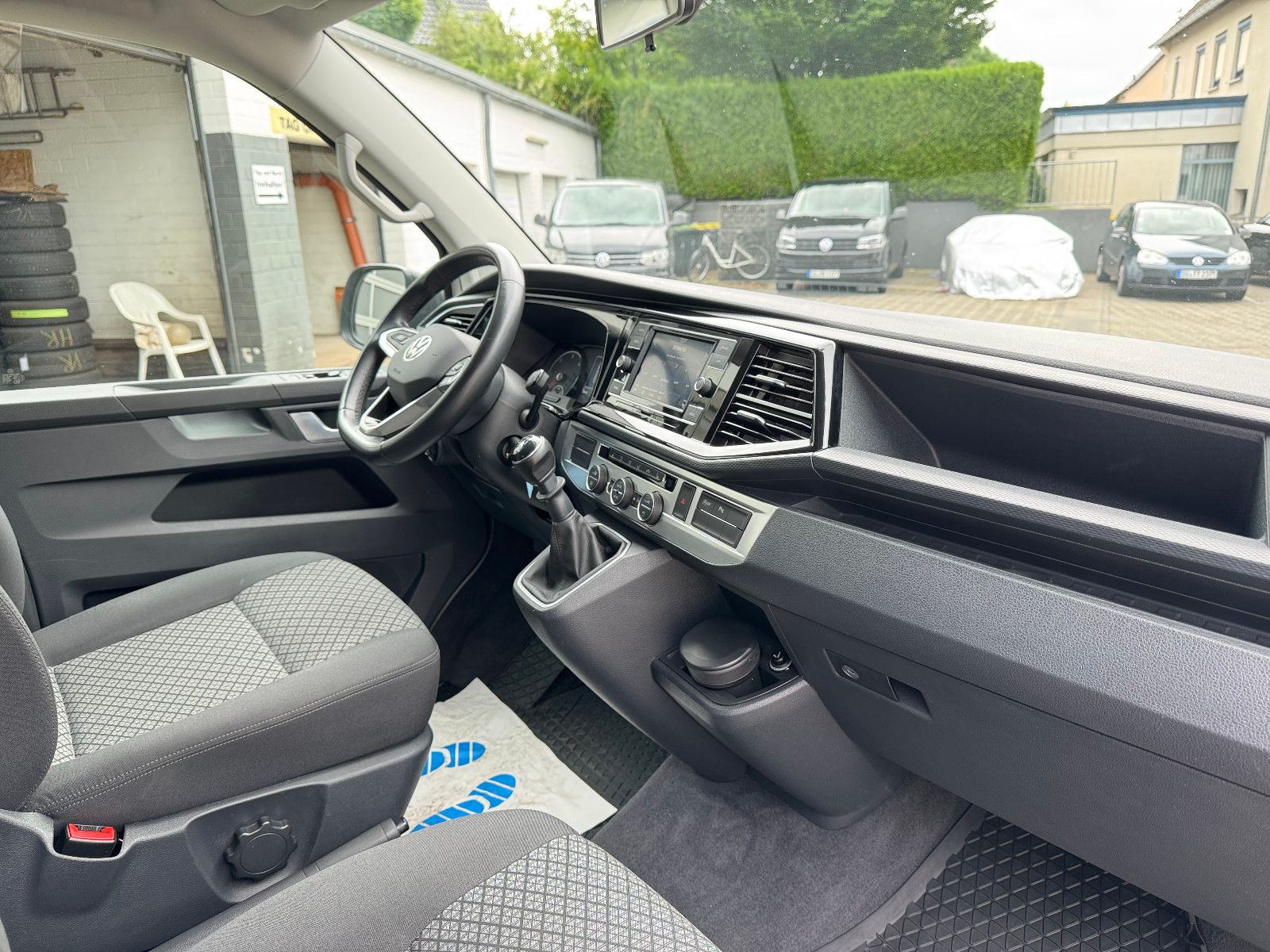 Volkswagen T6.1 Multivan 2.0 TDI Trendline - Samsaru's Car Outlet