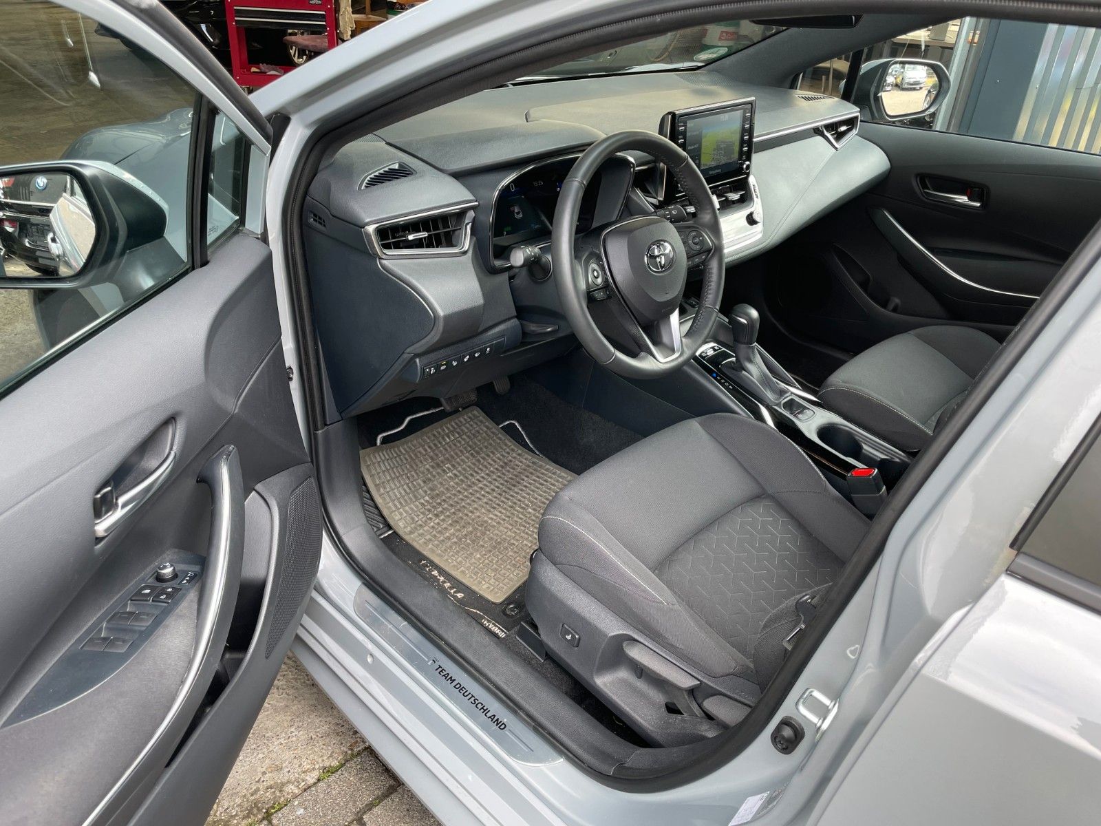 Toyota Corolla Hybrid - Samsaru's Car Outlet