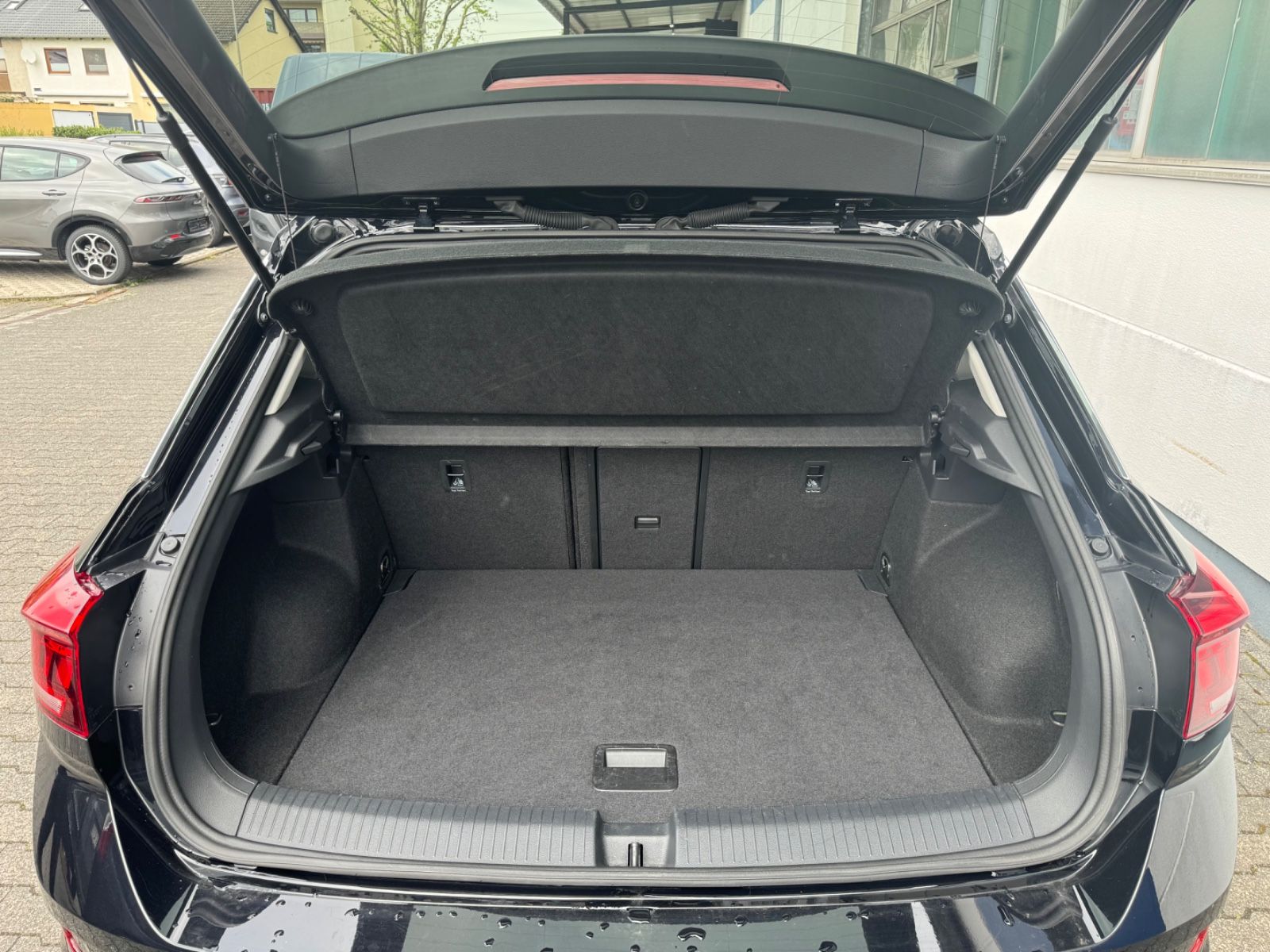 Volkswagen T-Roc Move - Samsaru's Car Outlet