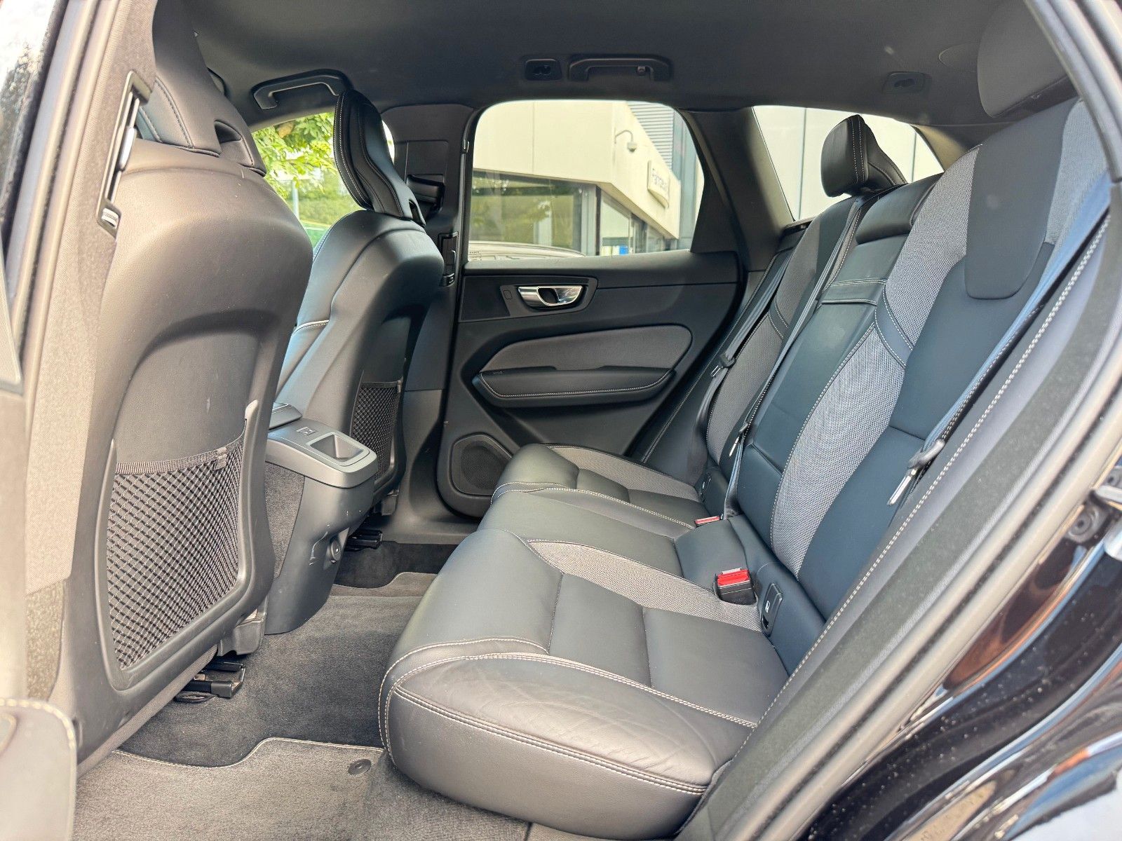 Volvo XC60 B5 D AWD R-DESIGN - Samsaru's Car Outlet