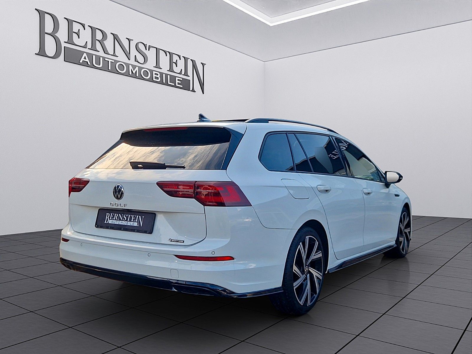 Volkswagen Golf VIII Variant R-Line 4Motion - Samsaru's Car Outlet