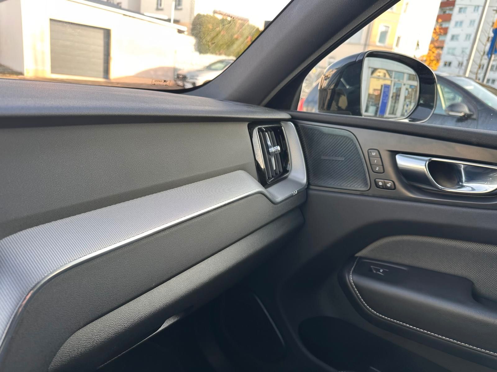 Volvo XC60 B4 AWD R Design AHK,ACC,Standh,Kam