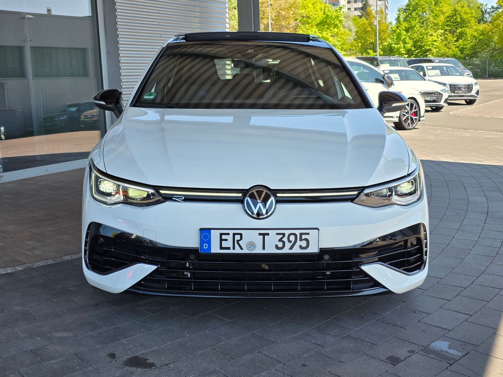Volkswagen Golf VIII R 2.0 TSI DSG - Samsaru's Car Outlet
