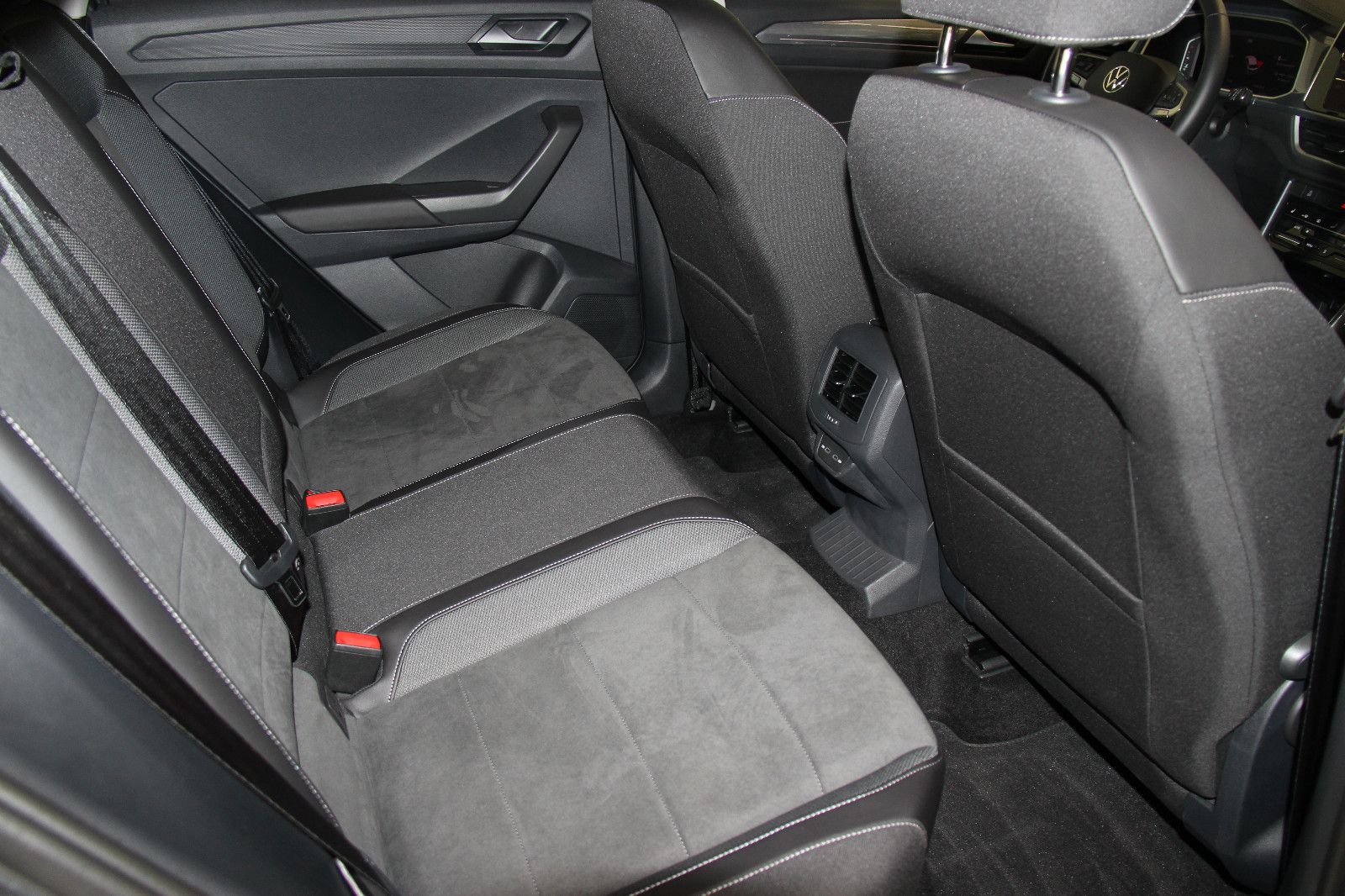 Volkswagen T-Roc Style 1.5 TSI DSG - Samsaru's Car Outlet