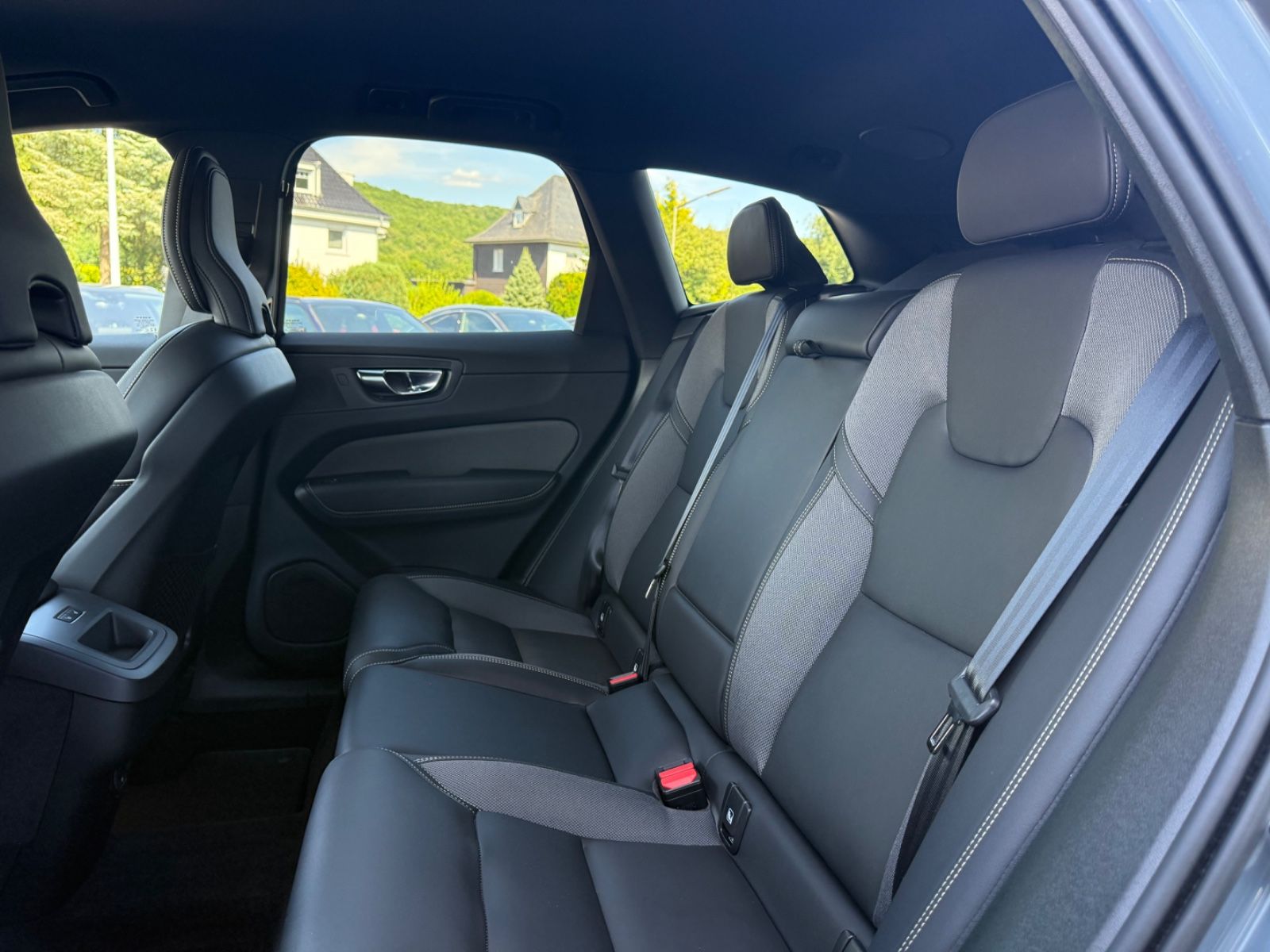 Volvo XC60 R-Design - Samsaru's Car Outlet